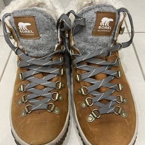 Sorel Out N About Shearling lined Conquest Boots. Size 7.5